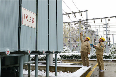 中國農村電氣化網 - 洪澤供電:員工風雪中巡視電網保供電(圖文)